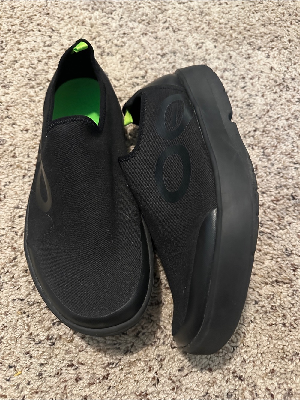 OOFOS MENS size 9 Black Slip-On Sneakers with Neon Green Insole
